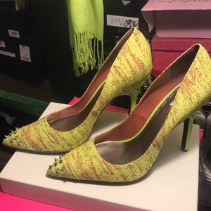 Natural/hot yellow studded 4inch heel.